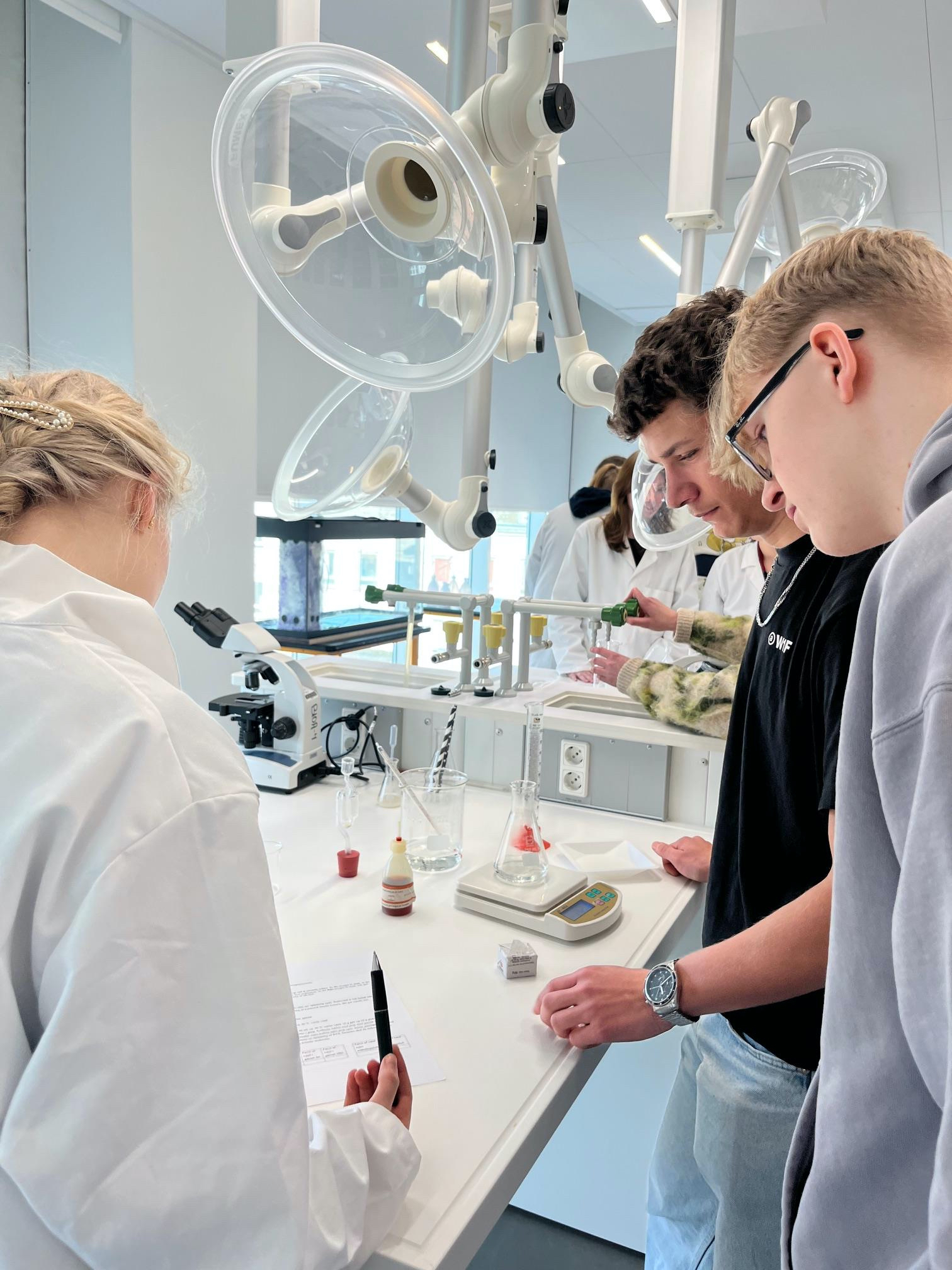 Elever underviste elever: Naturfagsbesøg var en succes