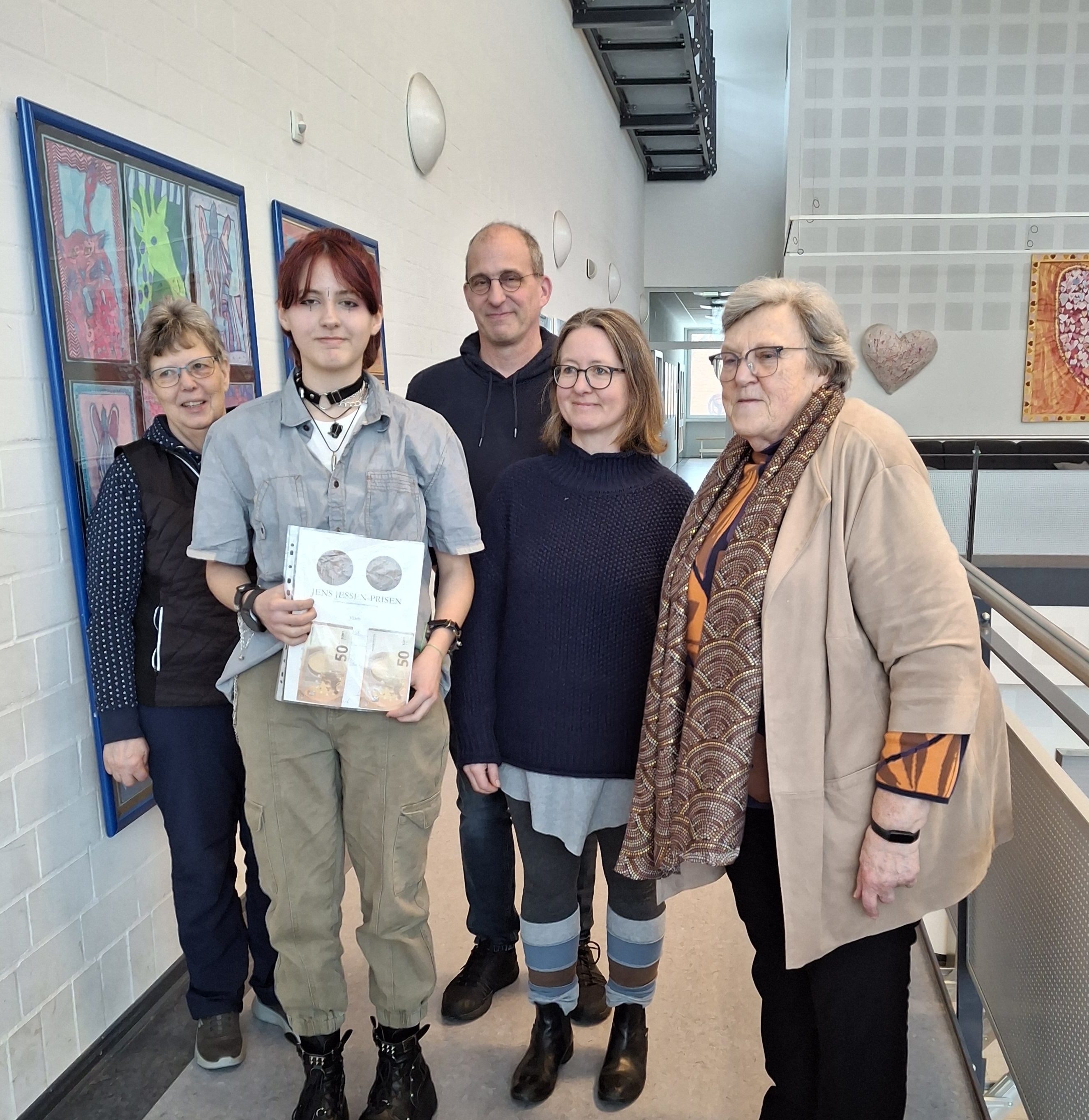 Juna hyldet for empati og ansvar