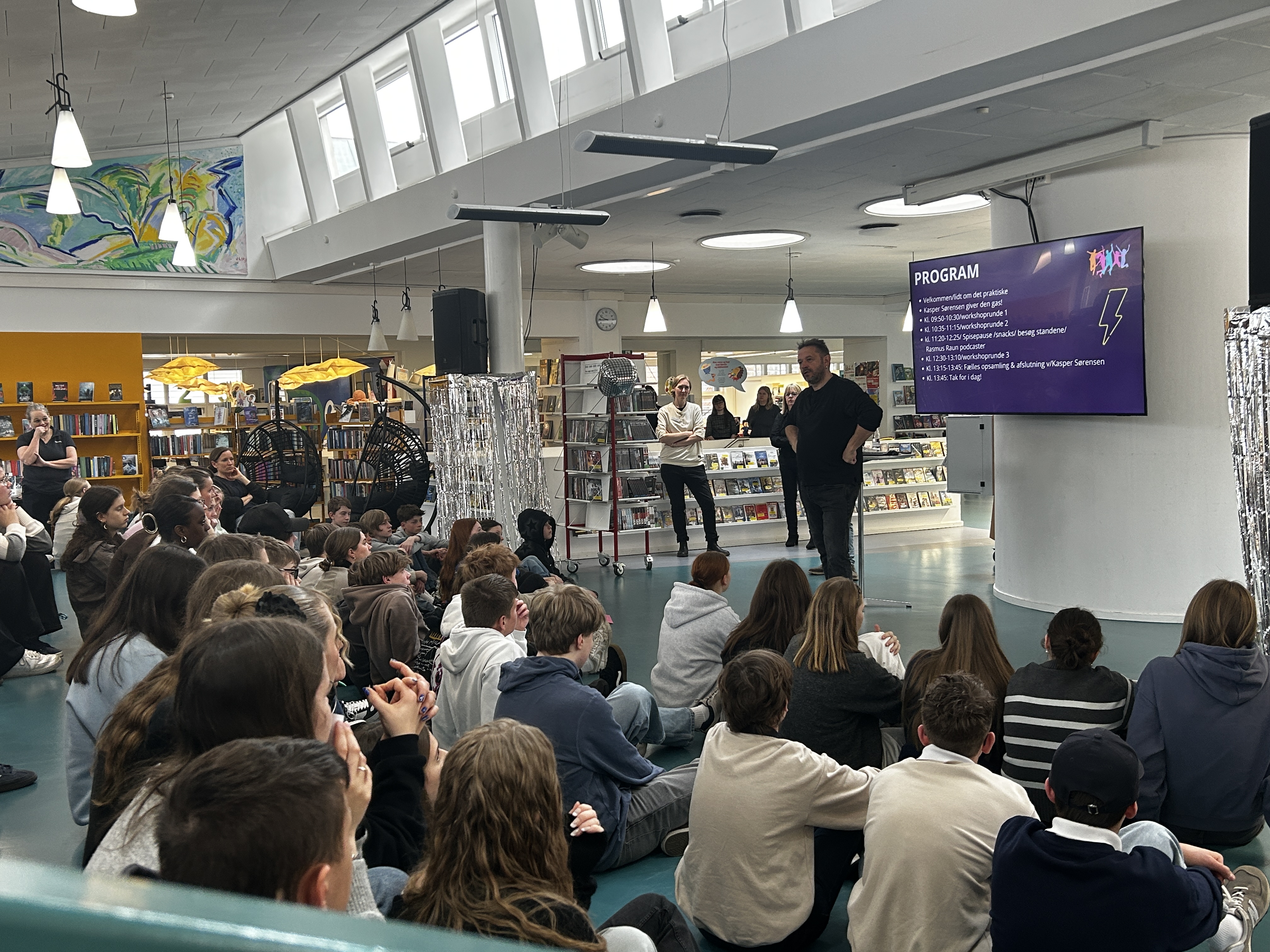 Skoleelever på bog-shoppetur