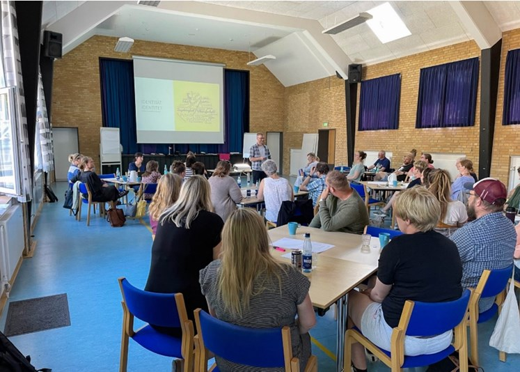 Identitet er vigtig for både de unge og de voksne