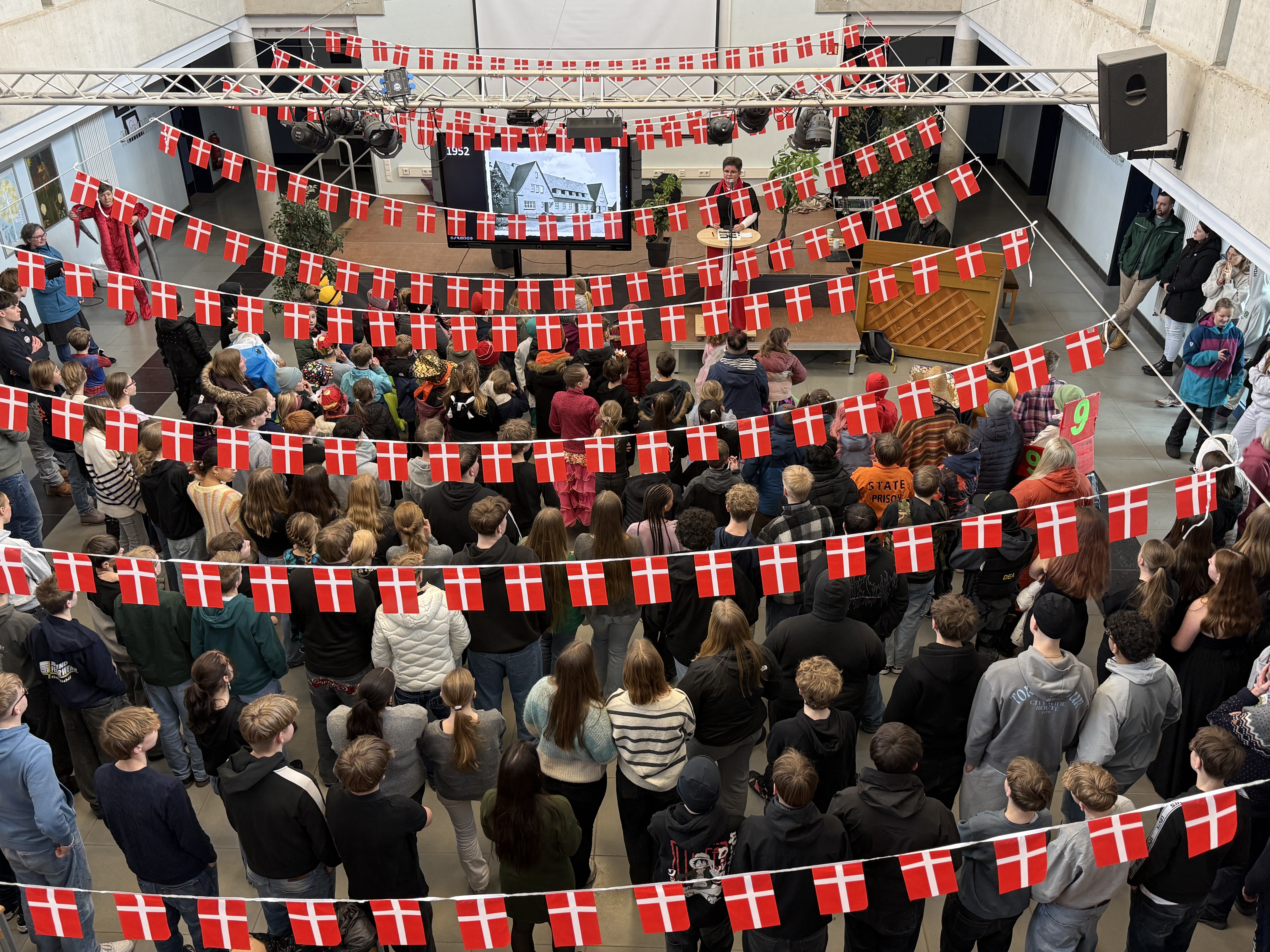 Flag, fastelavn og 80 års fødselsdagsfest