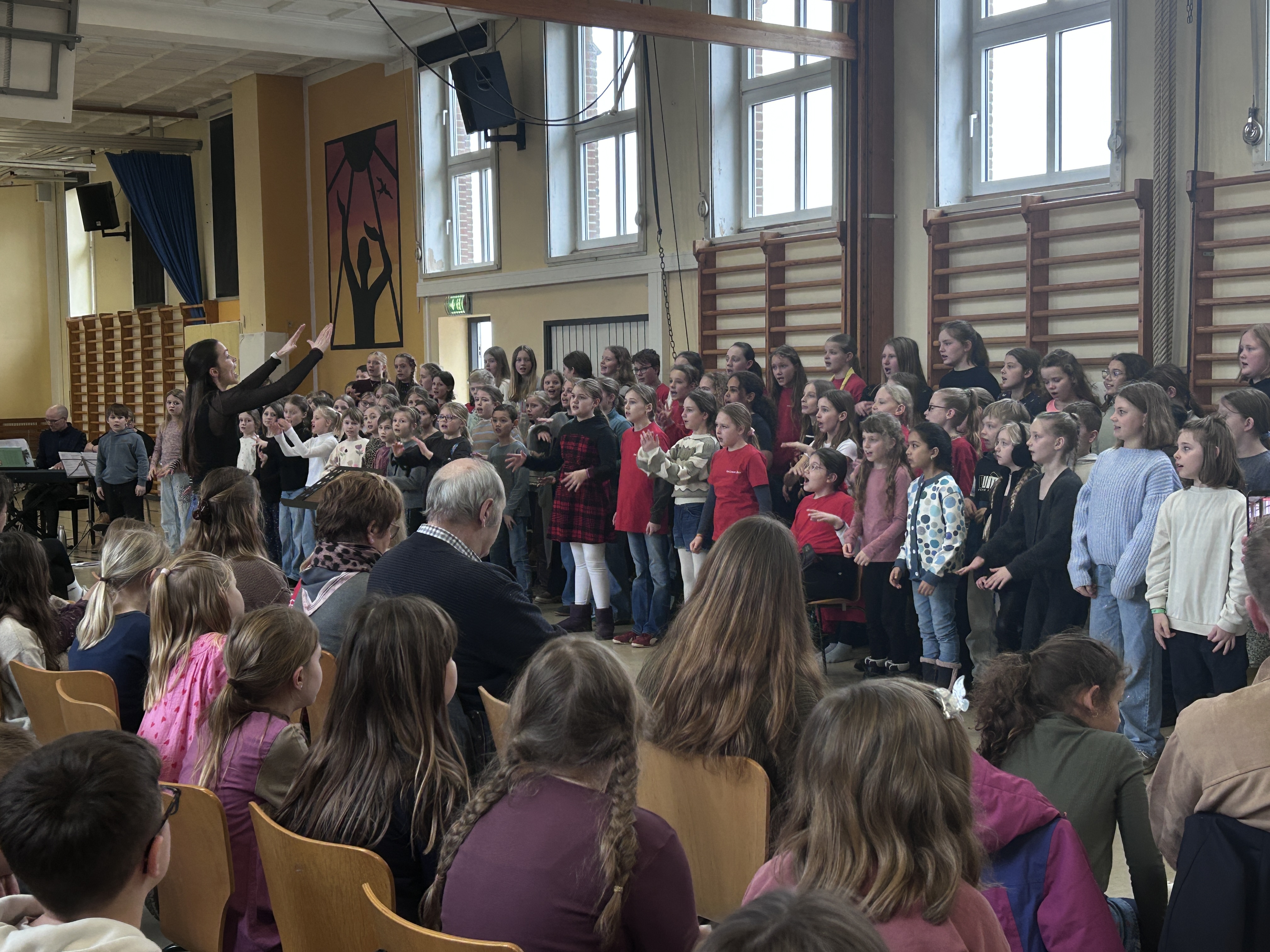 En sal fyldt af smittende glæde